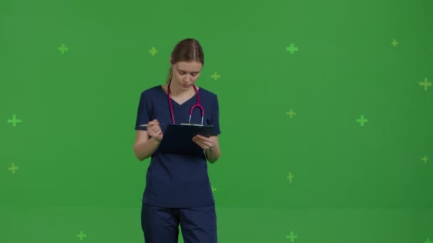 Ung professionell kvinna läkare bära uniform — Stockvideo