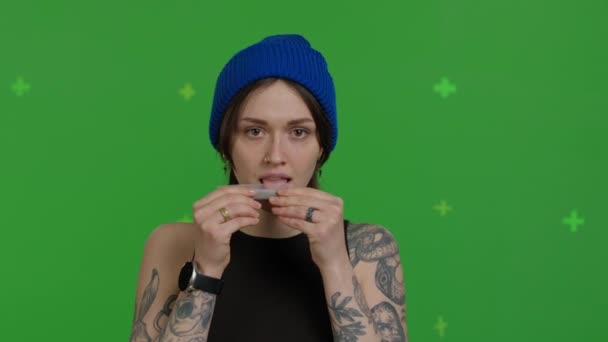 Молодая сексуальная модель с марихуаной — стоковое видео
