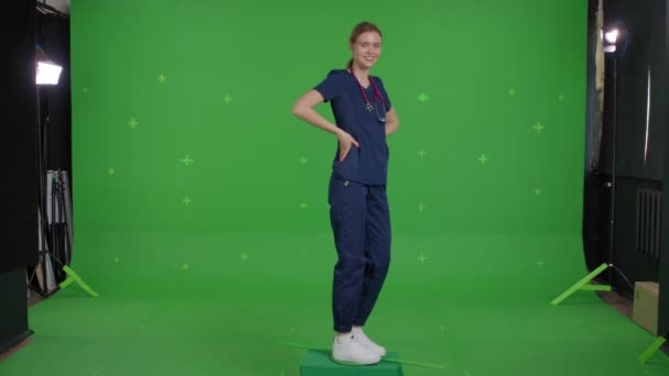Giovane medico femminile gira sul posto — Video Stock
