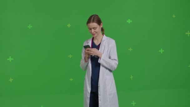 Biała kobieta lekarz rozmawia z pacjentem — Wideo stockowe