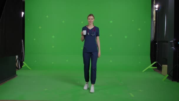 Médecin féminin sérieux parlant au téléphone sur un écran vert, Chroma Key. — Video