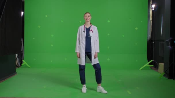 Молодая профессиональная женщина врач носить форму — стоковое видео