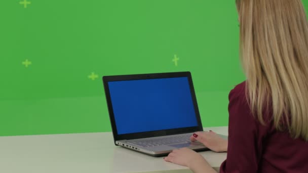 Femme d'affaires s'assoit et utilise un ordinateur — Video