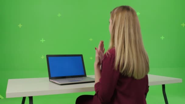Ділова жінка сидить і використовує комп'ютер — стокове відео