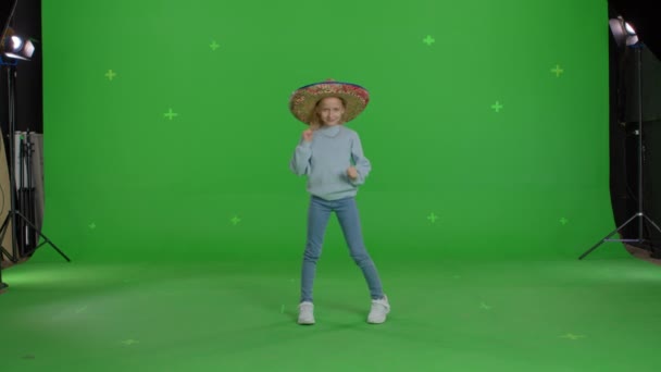 Young Caucasian girl in sombrero dancing — Stockvideo