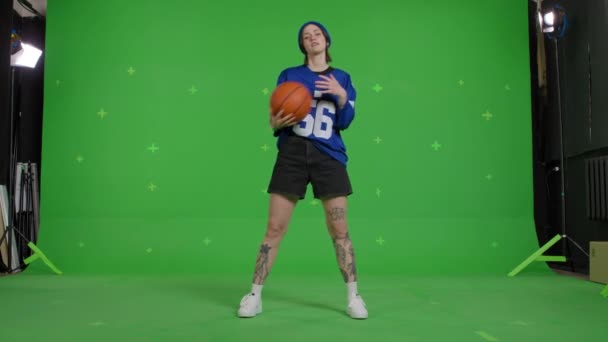 Mujer joven sosteniendo pelota de baloncesto — Vídeos de Stock