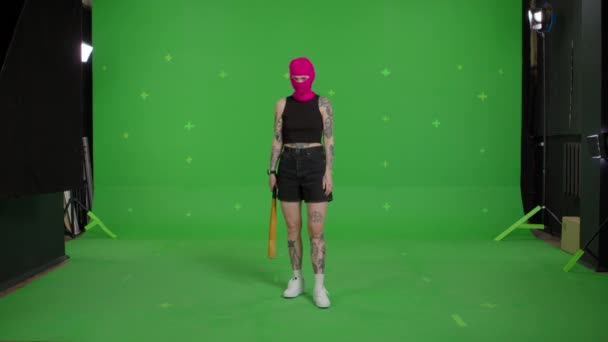 Giovane donna in passamontagna rosa con mazza da baseball — Video Stock