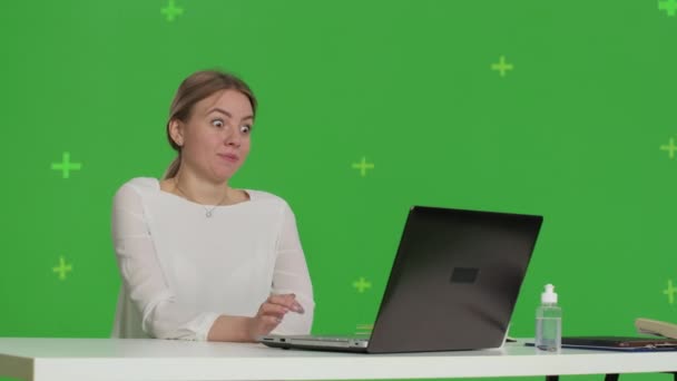 Mujer de negocios se sienta y utiliza un ordenador — Vídeo de stock