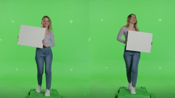 Mujer caucásica joven sosteniendo un signo blanco en blanco — Vídeo de stock