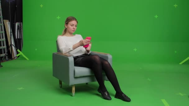 Καυκάσιος κορίτσι περιήγηση στο διαδίκτυο στο τηλέφωνό της — Αρχείο Βίντεο