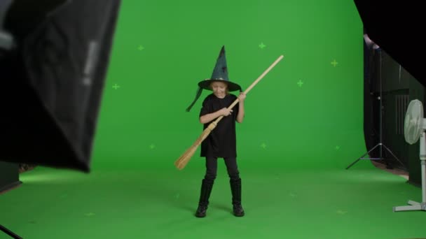 Kaukaskie dziewczyna noszenie kapelusz czarownica dla halloween strony — Wideo stockowe