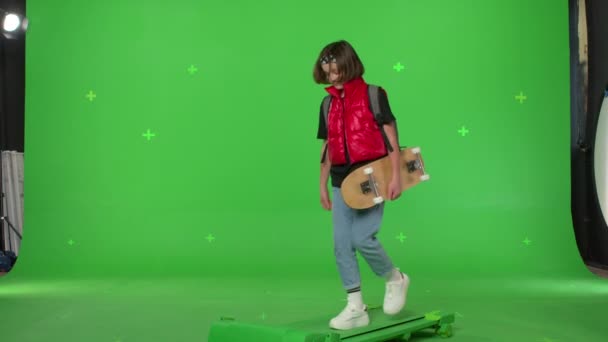 Tiener meisje lopen op groen scherm — Stockvideo