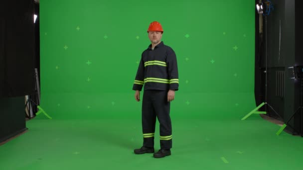 작업복을 입고 일하는 사람 — 비디오