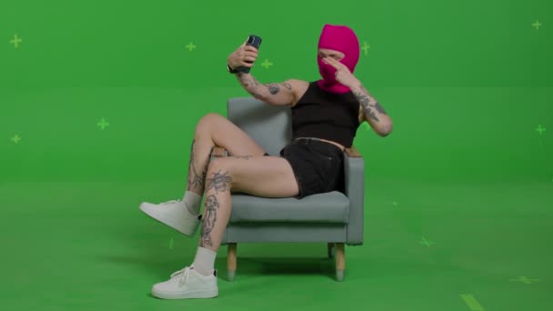 Wanita muda di balaclava pink mengambil selfie — Stok Video