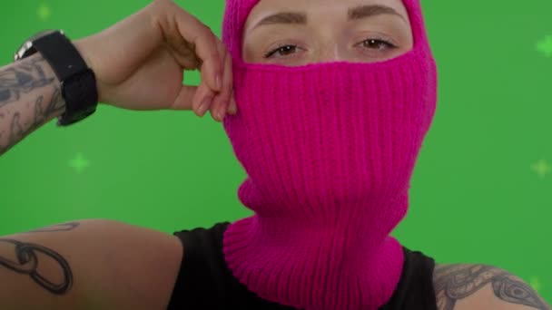 Pembe kar maskeli genç kadın. — Stok video