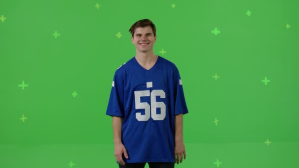 Mladý muž běloch v modré tričko — Stock video