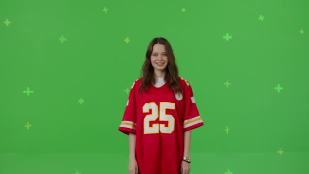 Fiatal fehér nő piros pólóban — Stock videók