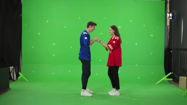 Молода пара танцює на фоні зеленого екрану — стокове відео