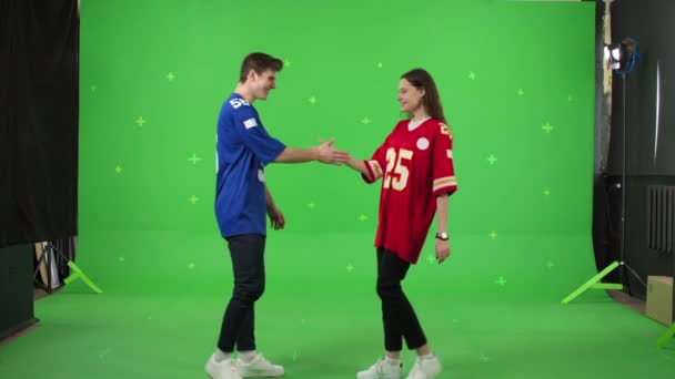 Молодая пара танцует на зеленом фоне экрана — стоковое видео