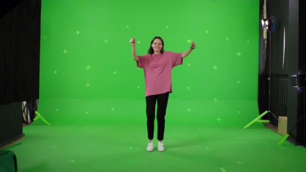 Genç kadın yeşil ekranda dans ediyor. — Stok video