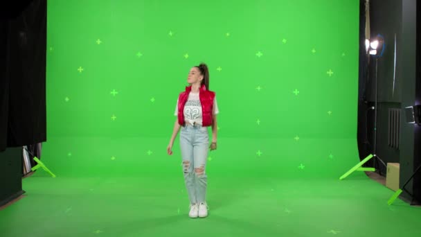Девушка танцует на зеленом фоне экрана — стоковое видео