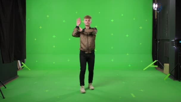 Mladý muž tanec na zeleném pozadí obrazovky — Stock video