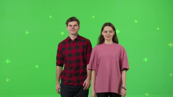 Pasangan muda menari di layar hijau latar belakang — Stok Video