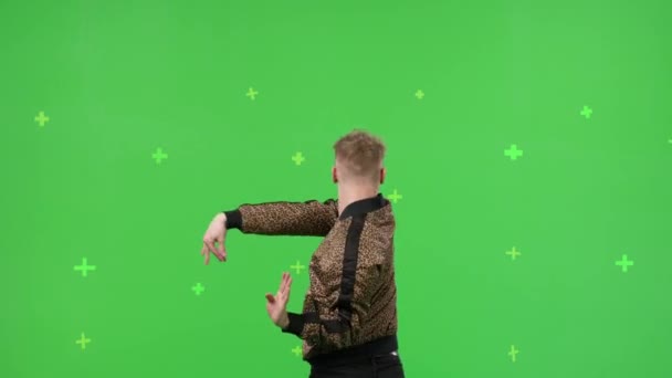 Mladý muž tanec na zeleném pozadí obrazovky — Stock video
