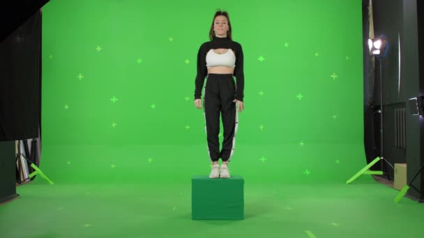 Menina caucasiana atraente pulando para baixo — Vídeo de Stock