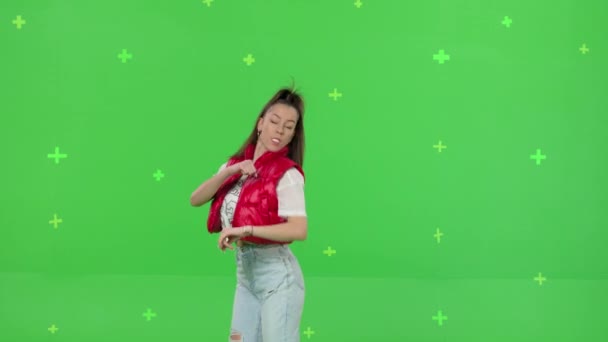 Wanita muda menari di latar belakang layar hijau — Stok Video