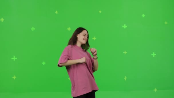 Jovem dançando no fundo tela verde — Vídeo de Stock