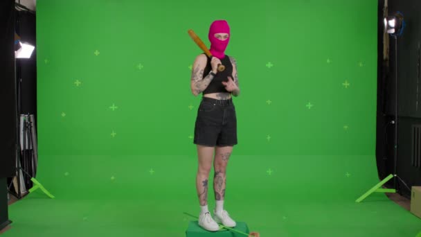 Jonge vrouw in roze bivakmuts met honkbalknuppel — Stockvideo