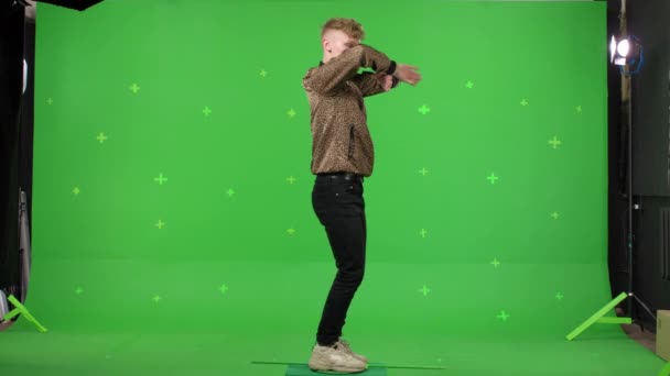 Jonge man dansen op groen scherm achtergrond — Stockvideo