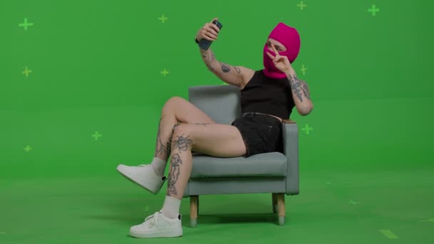 Mujer joven en pasamontañas rosa tomando selfie — Vídeo de stock