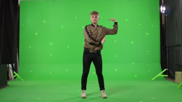 Jeune homme dansant sur fond d'écran vert — Video
