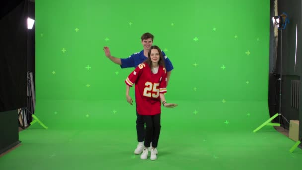 Mladý pár je tanec na zeleném pozadí obrazovky — Stock video