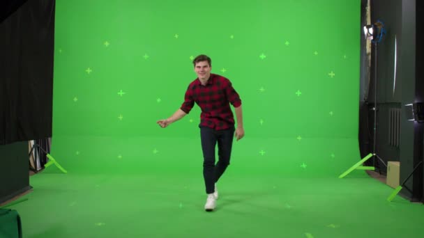 Jeune homme dansant sur fond d'écran vert — Video