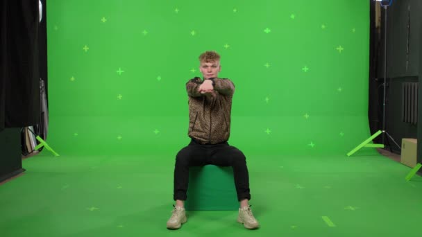 녹색 화면 배경에서 춤추고 있는 젊은이 — 비디오