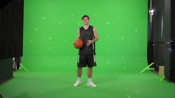Basketbalspeler in sportkleding — Stockvideo