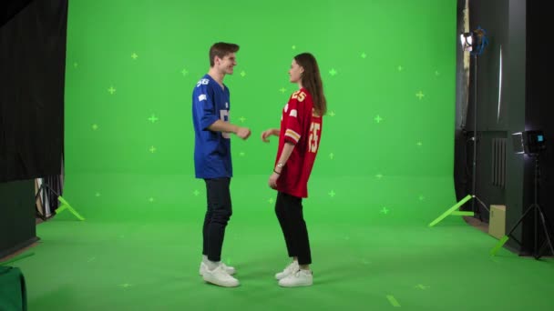 Młoda para tańczy na zielonym tle ekranu — Wideo stockowe