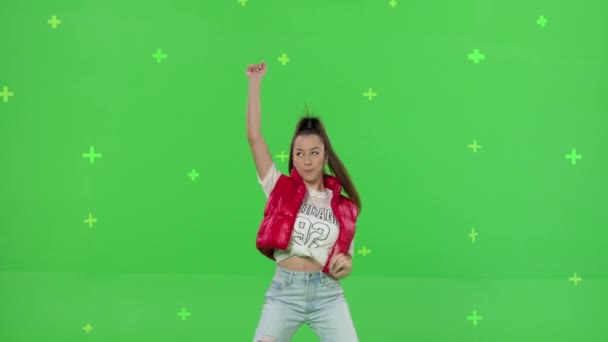 Ung kvinna dansar på grön skärm bakgrund — Stockvideo
