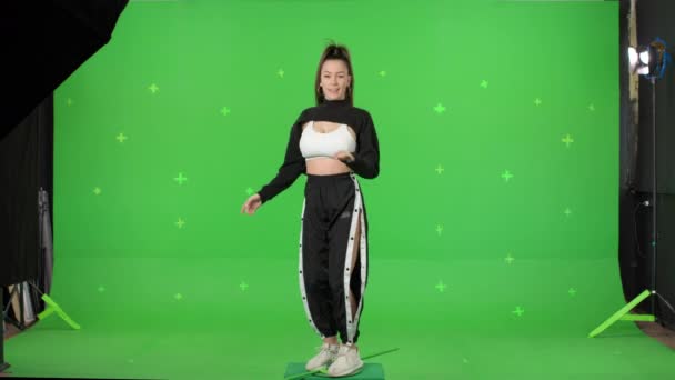 Mladá žena tanec na zeleném pozadí obrazovky — Stock video