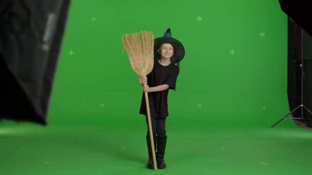 Menina caucasiana usando chapéu de bruxa para festas de Halloween — Vídeo de Stock
