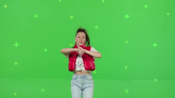 녹색 화면 배경에서 춤을 추는 젊은 여자 — 비디오