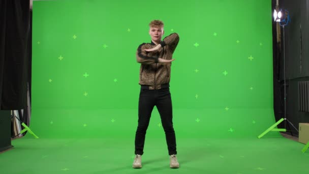 Młody człowiek taniec na zielonym tle ekranu — Wideo stockowe