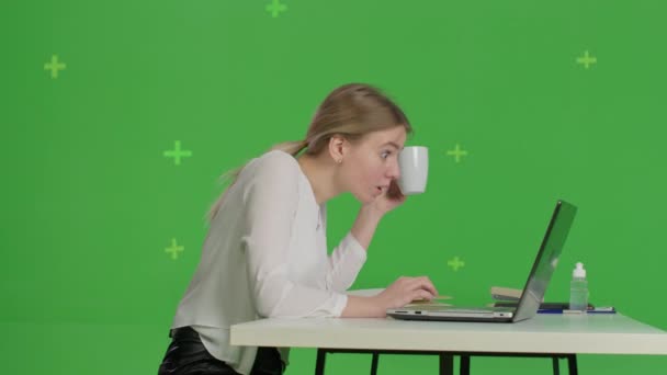 Деловая женщина сидит и пользуется компьютером — стоковое видео