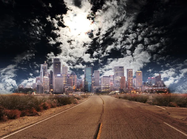 Skyline der Stadt bei Nacht — Stockfoto