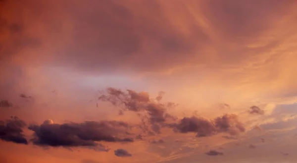 Beau coucher de soleil rouge sur la mer italienne, riches nuages sombres et clairs — Photo