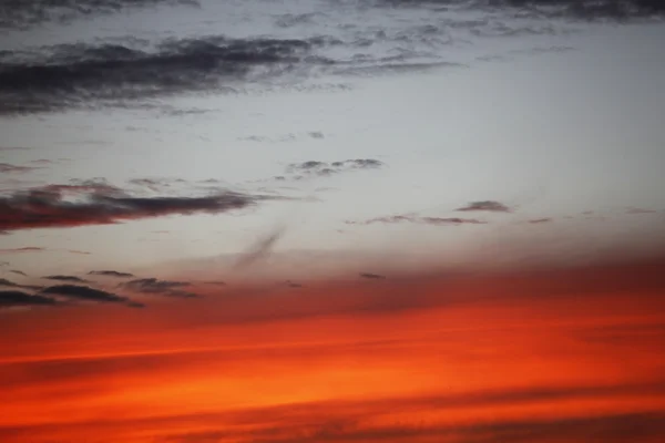 Beau coucher de soleil rouge sur la mer italienne, riches nuages sombres et clairs — Photo
