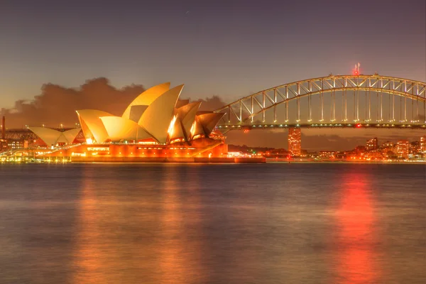 Σίδνεϊ, Αυστραλία - Αυγούστου 2011: λιμάνι με την Όπερα και την γέφυρα — Φωτογραφία Αρχείου
